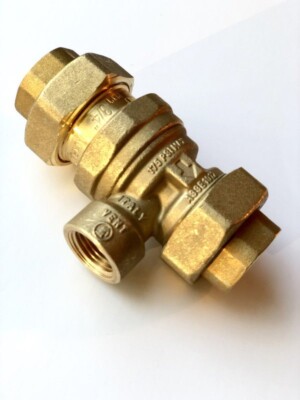 Dual check valve with atmospheric vent Dual check valve with atmospheric vent